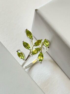 925 Sterling Silver Natural Peridot Ring AAA+  – Size US 9 VIBES